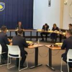 Tymi i zi mbulon fshatin Maxhunaj të Vushtrrisë, diçka e madhe po digjet