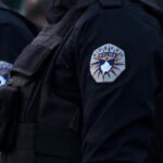 Teksa vazhdojnë punimet, në pllakat e sapo shtruara në shesh “lulëzon” bari