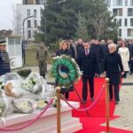 Abdixhiku dhe LDK bëjnë homazhe te varri i Ibrahim Rugovës: “Mbetet shqiptari më i madh i të gjitha kohërave”